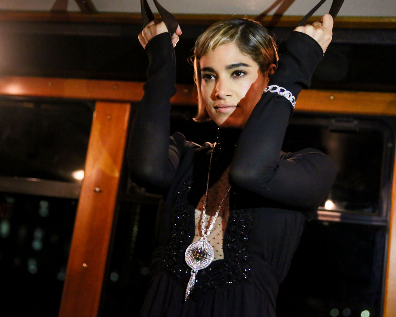 Актриса София Бутелла в черном платье 