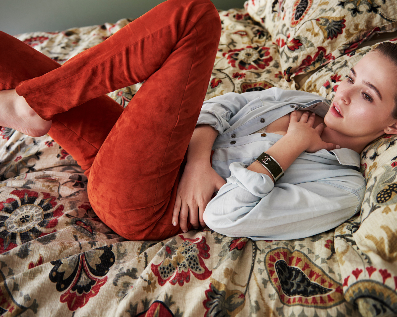 Актриса Зои Дойч лежит на кровати