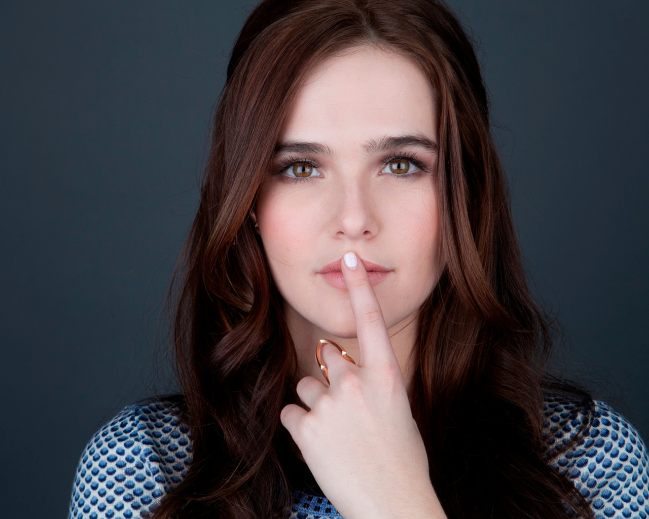 Актриса Зои Дойч с пальцем у рта