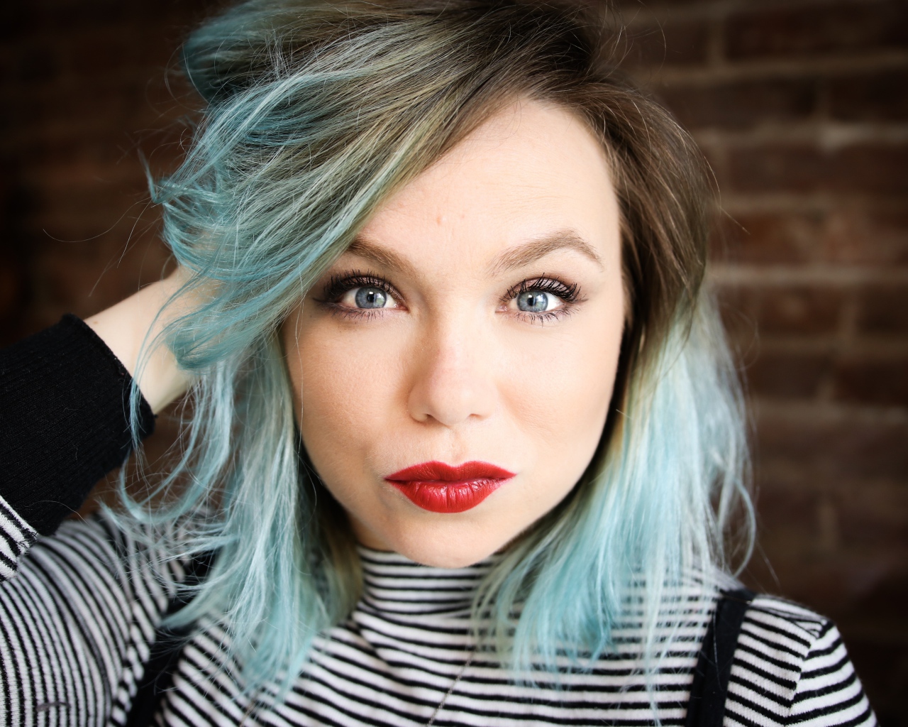 Американская актриса Аманда Фуллер с голубыми волосами