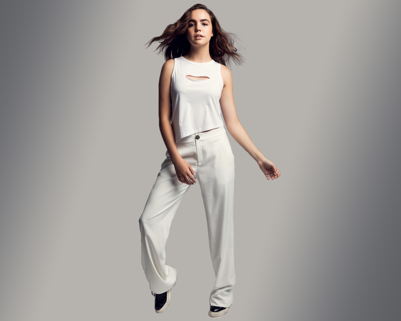 Американская актриса Бэйли Мэдисон в белом костюме на сером фоне