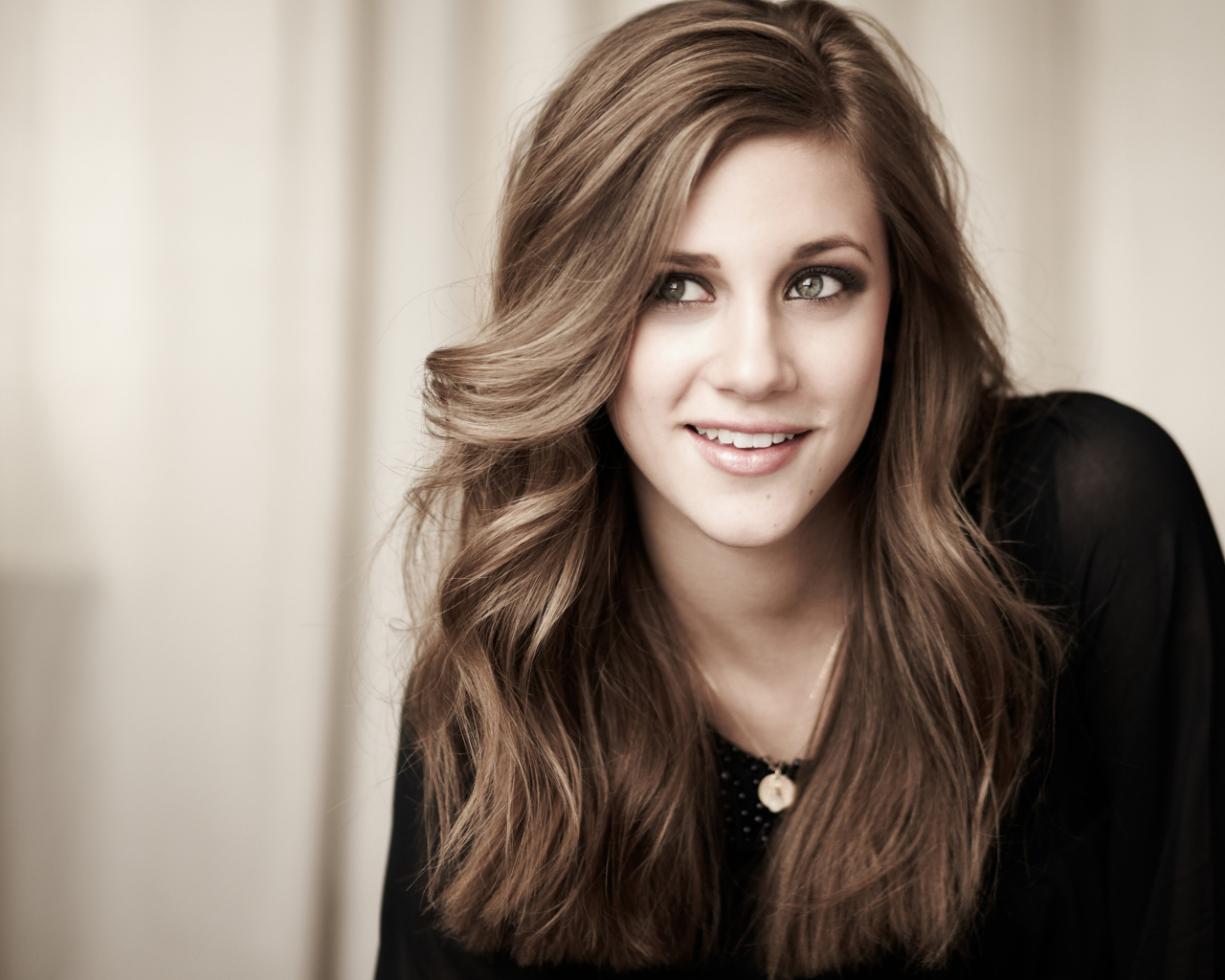 Американская актриса Лили Рейнхарт с милой улыбкой