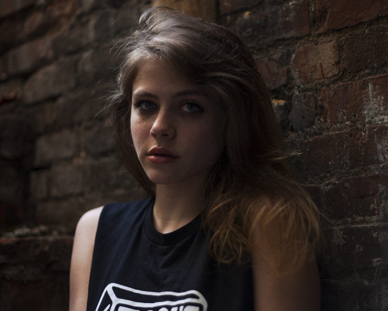 Американская актриса Оливия Луккарди у стены