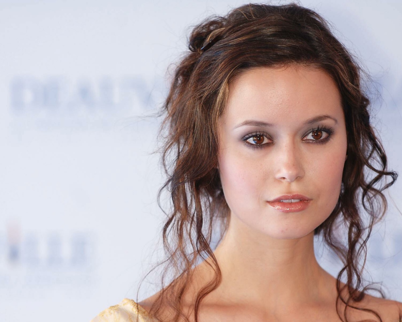 Американская актриса Саммер Глау с прической на голове