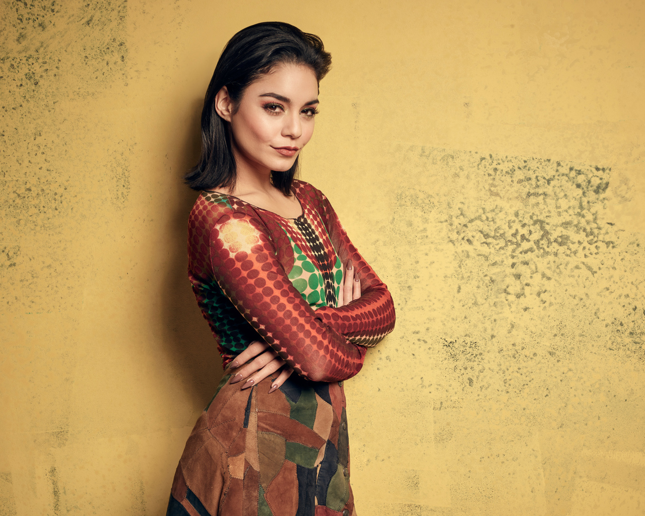 Американская актриса Ванесса Хадженс на фоне стены