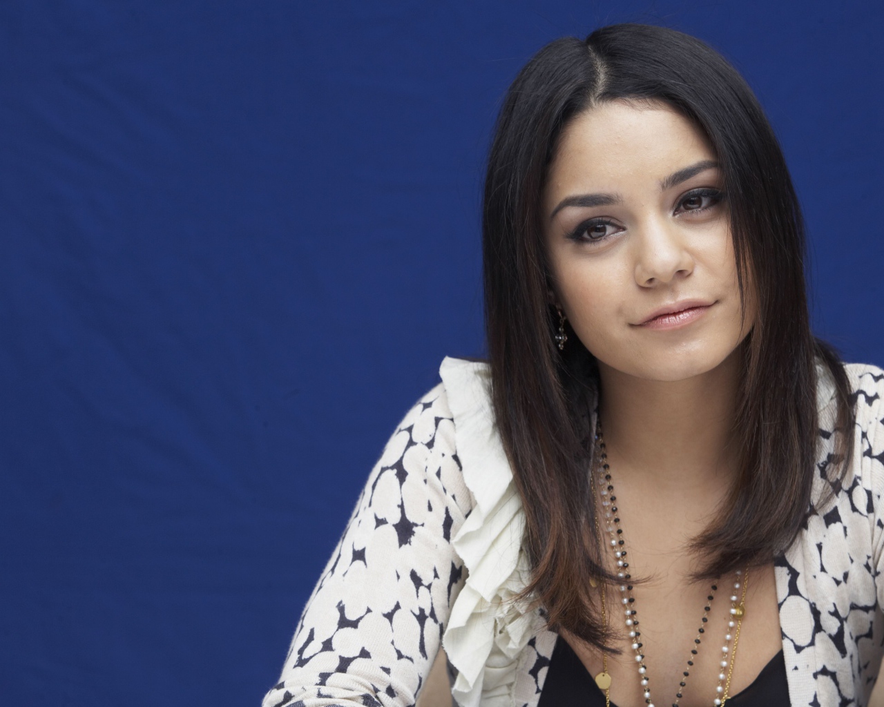 Американская актриса Ванесса Хадженс на синем фоне