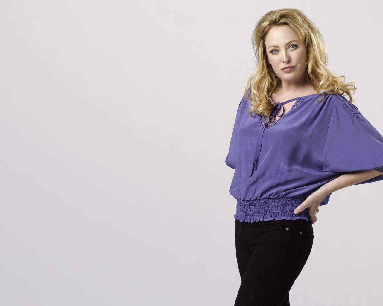 Американская актриса Вирджиния Мэдсен на сером фоне