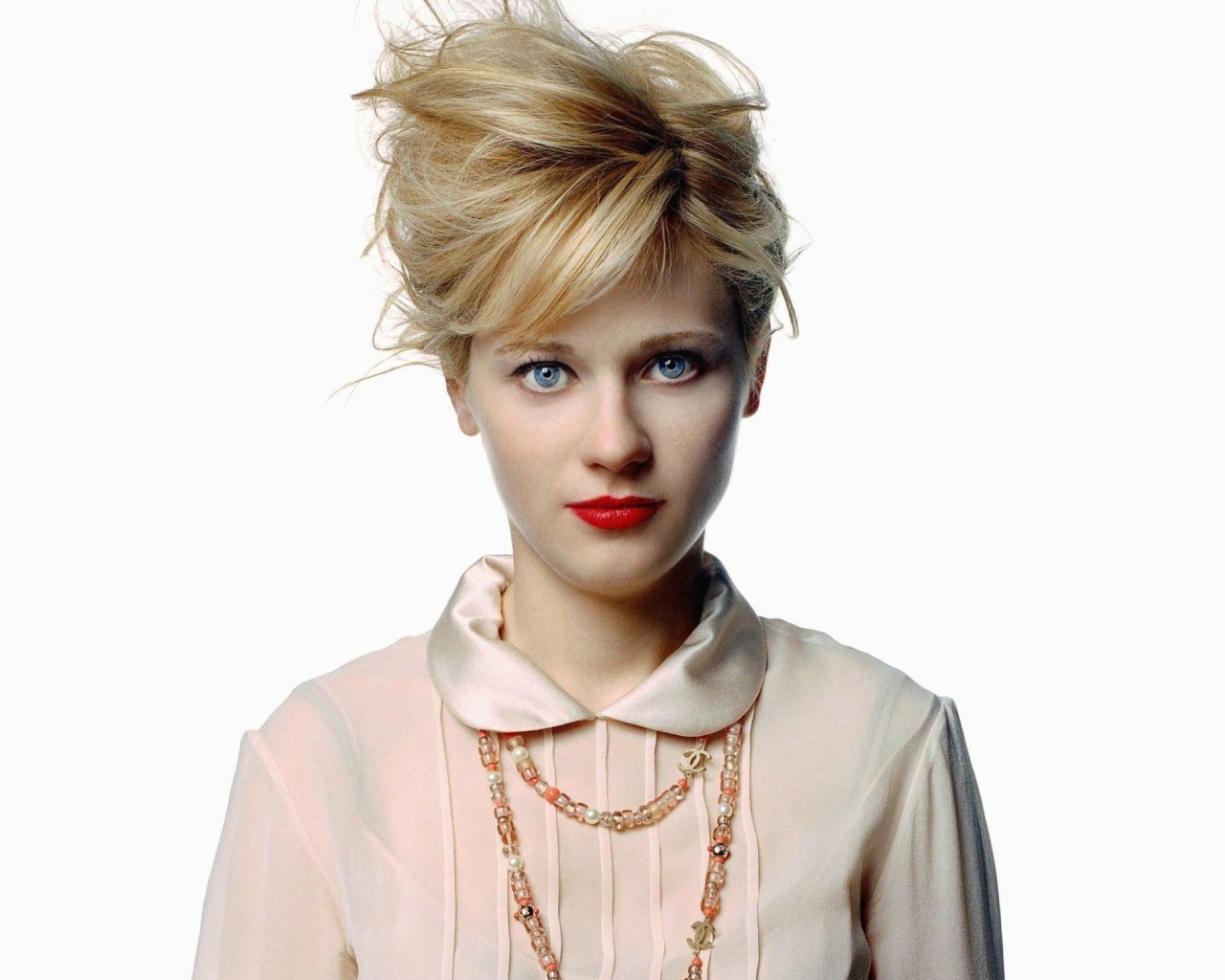 Американская актриса Зоуи Дешанель на белом фоне