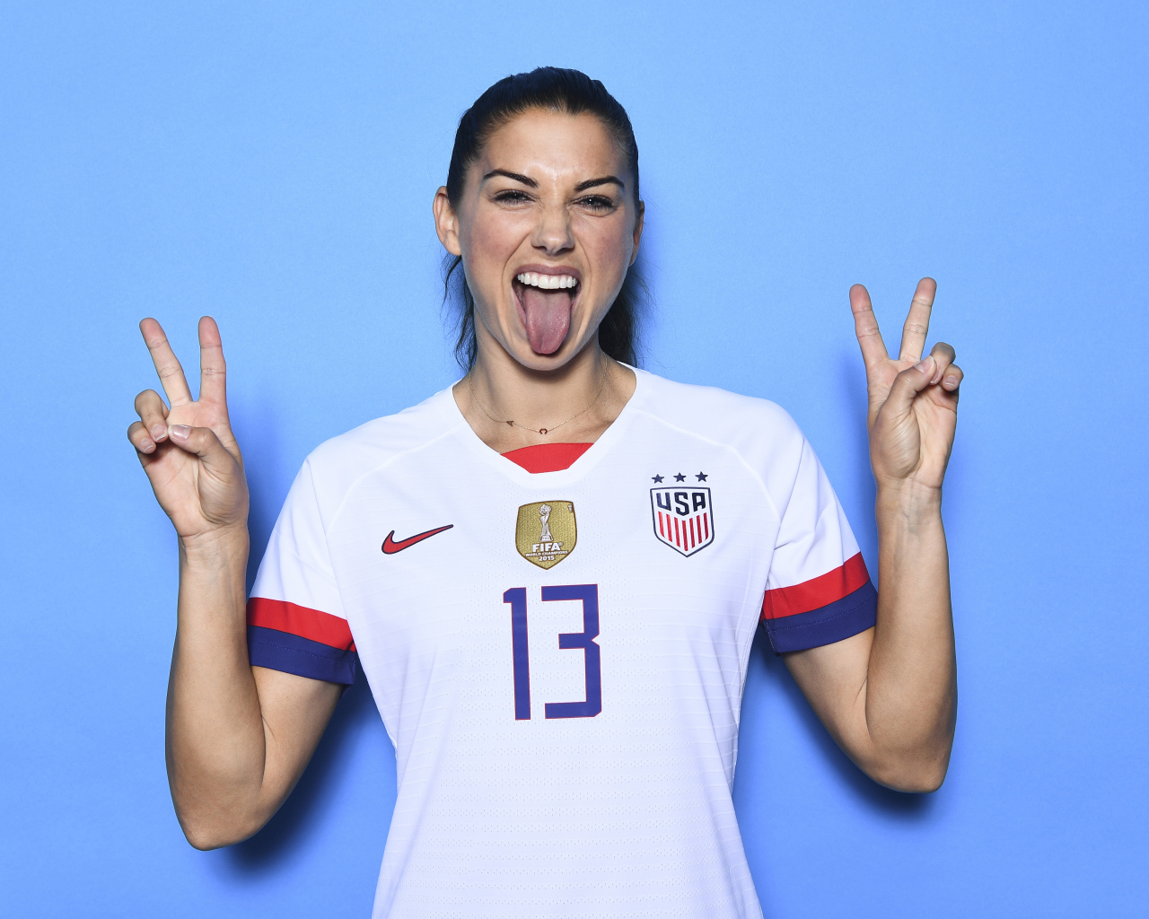 Американская футболистка Алекс Морган с высунутым языком