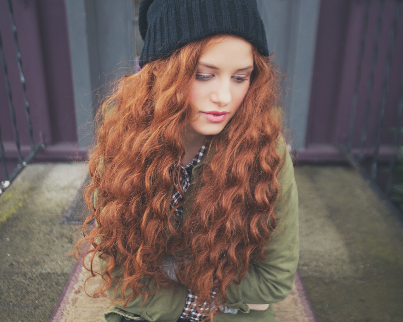 Американская рыжеволосая актриса Мэделин Петш в черной шапке