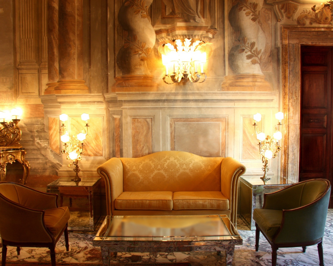 Старинный интерьер комнаты с диваном и креслами