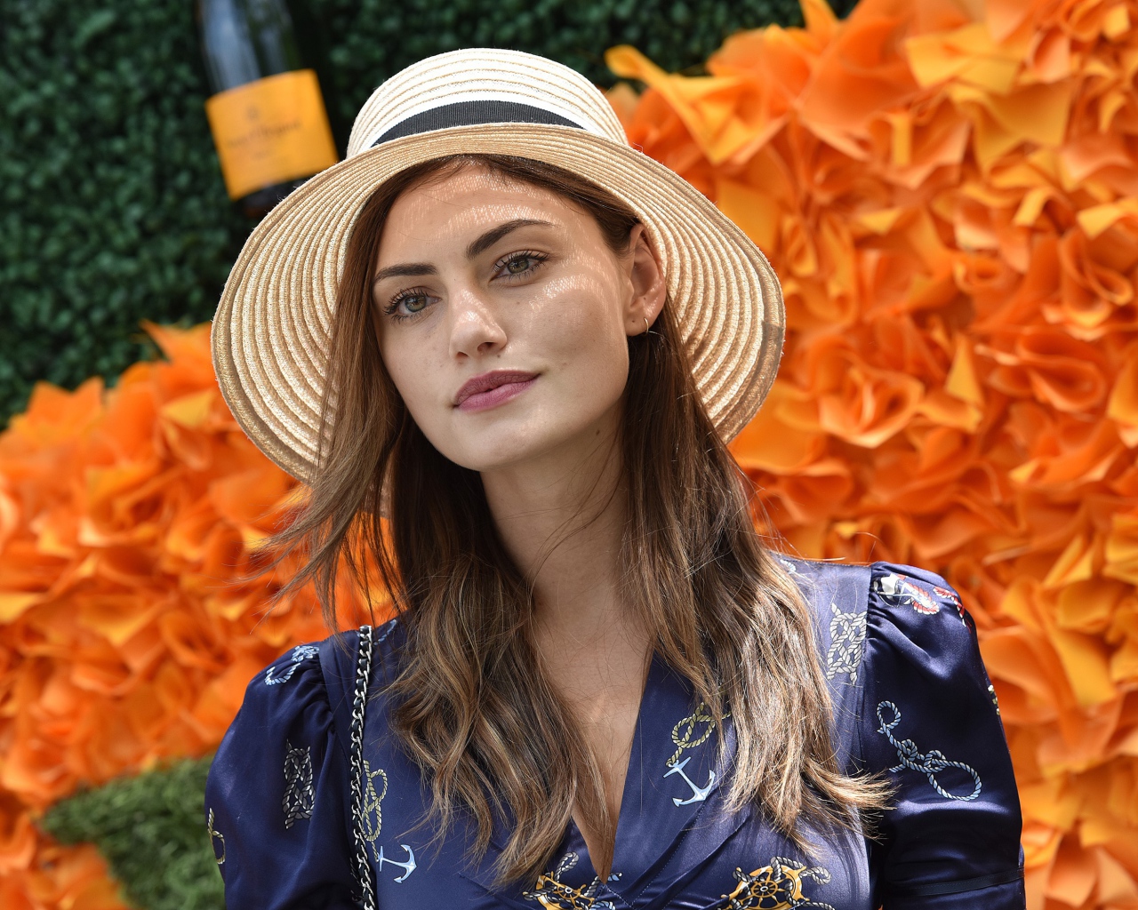 Австралийская актриса Фиби Тонкин в шляпе на фоне цветов