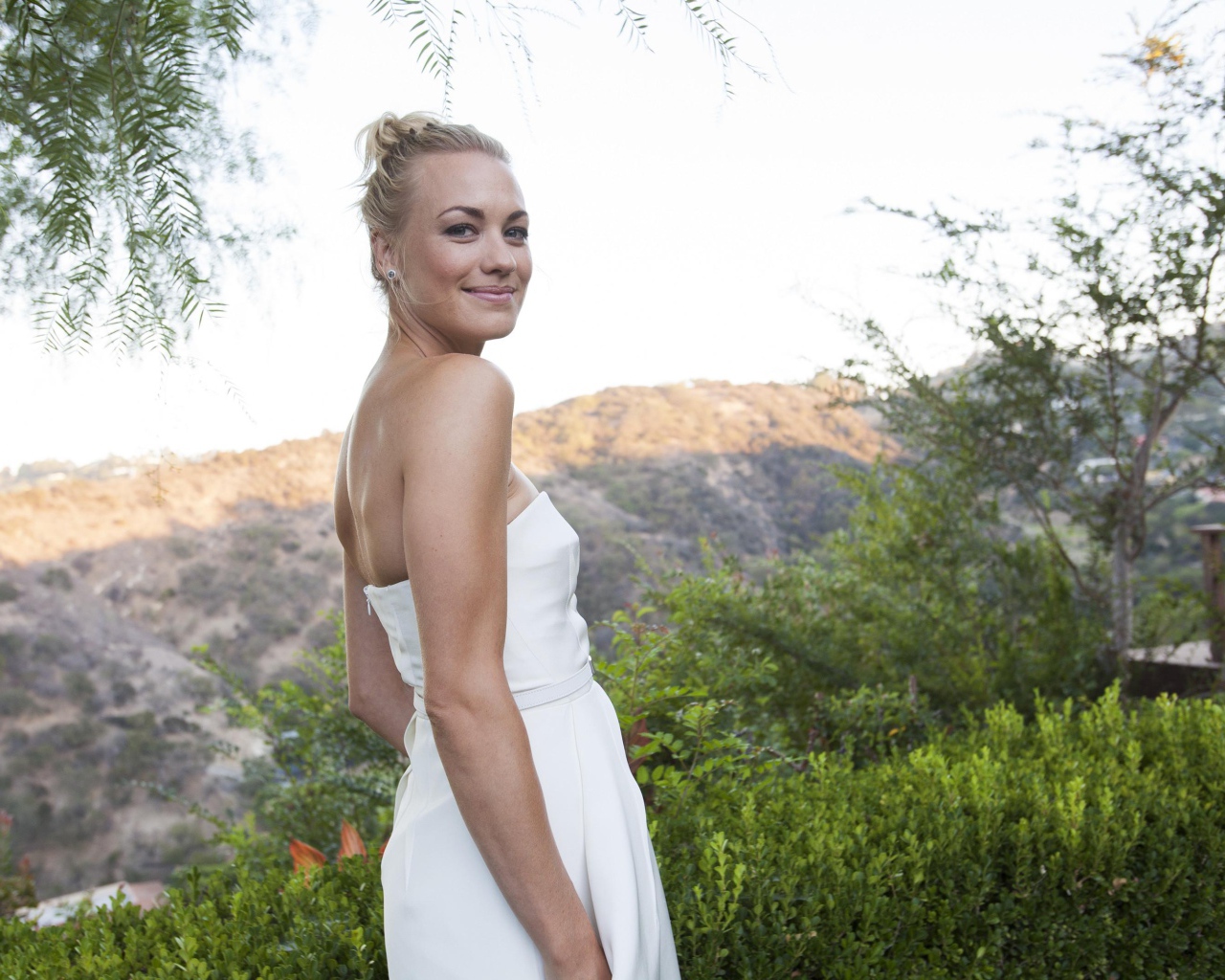 Австралийская актриса Ивонн Страховски в белом платье