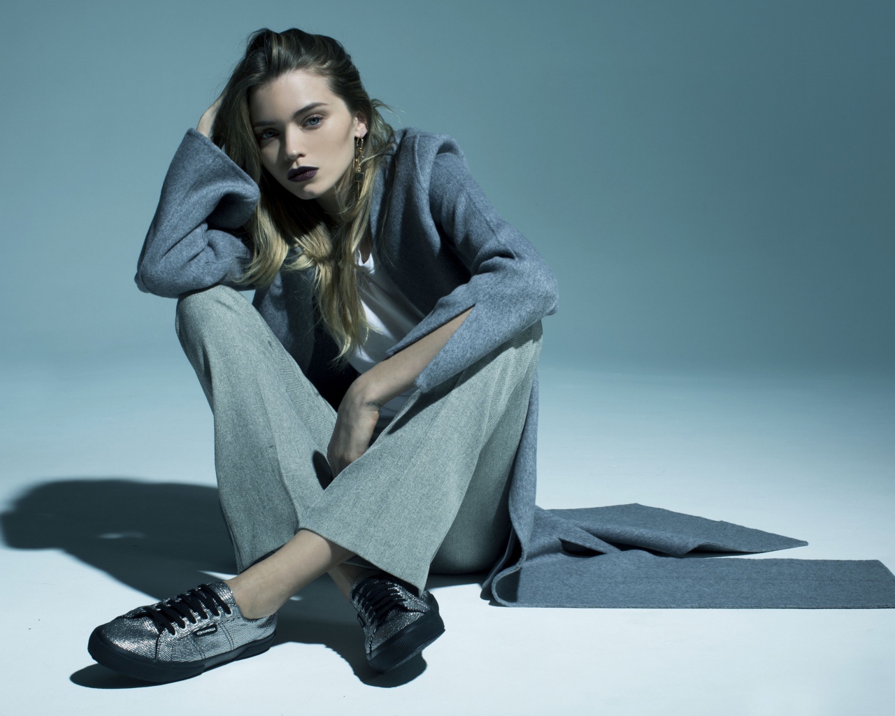 Австралийская супермодель и актриса Эбби Ли Кершоу в сером костюме