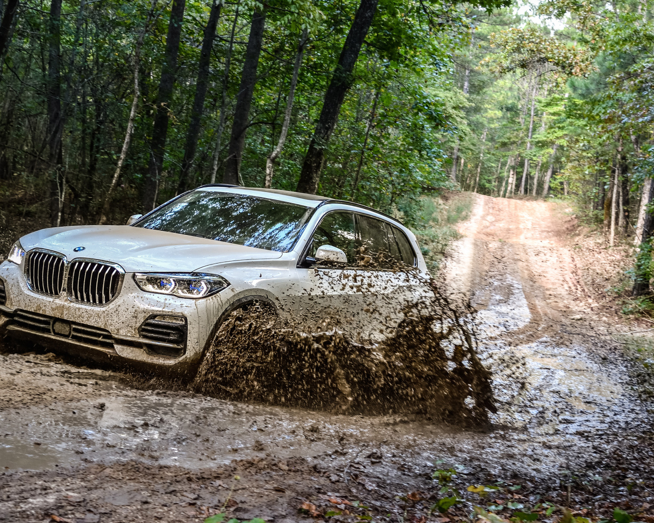 Внедорожник BMW X5  едет по грязи