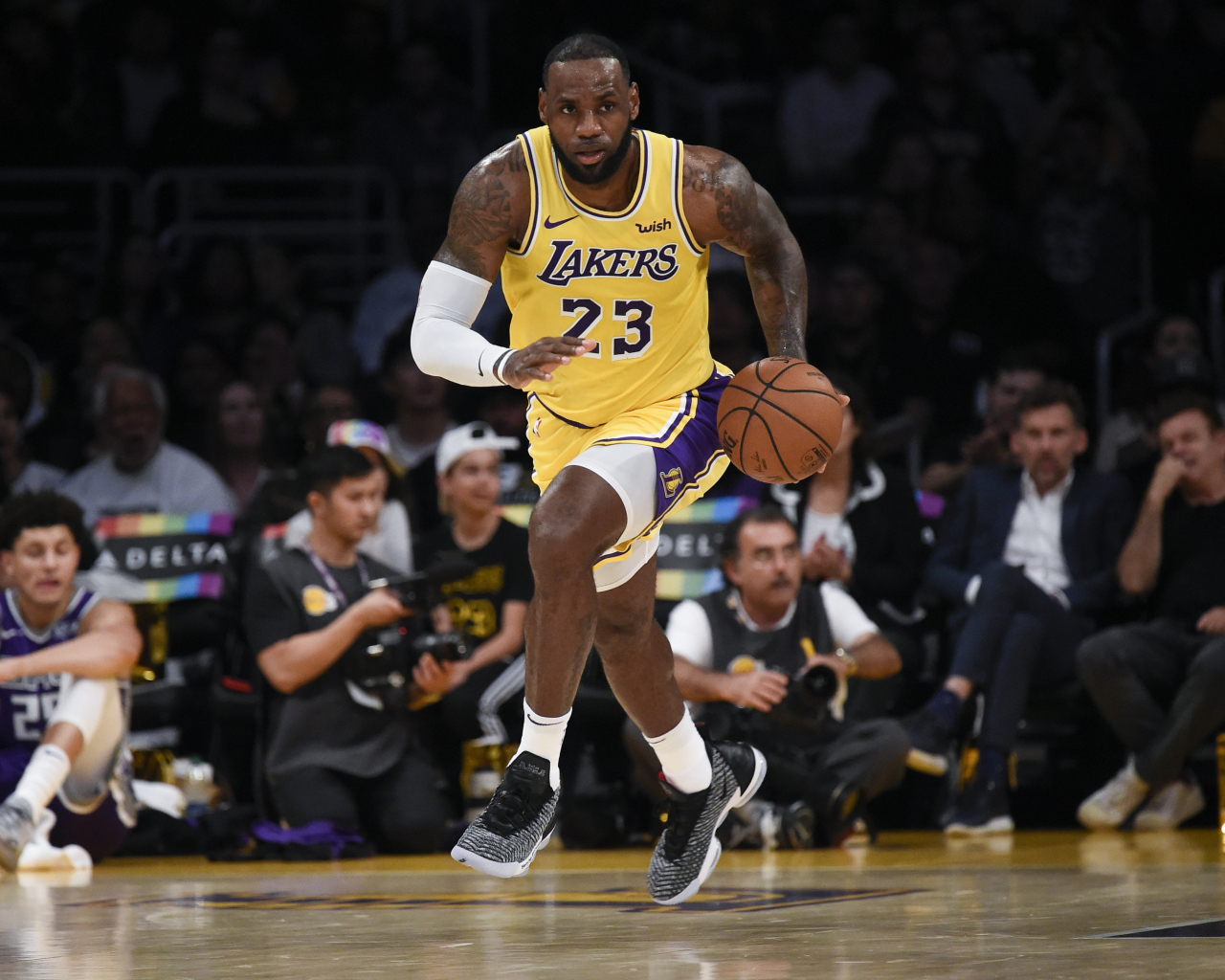 Баскетболист Леброн Джеймс на поле с мячом