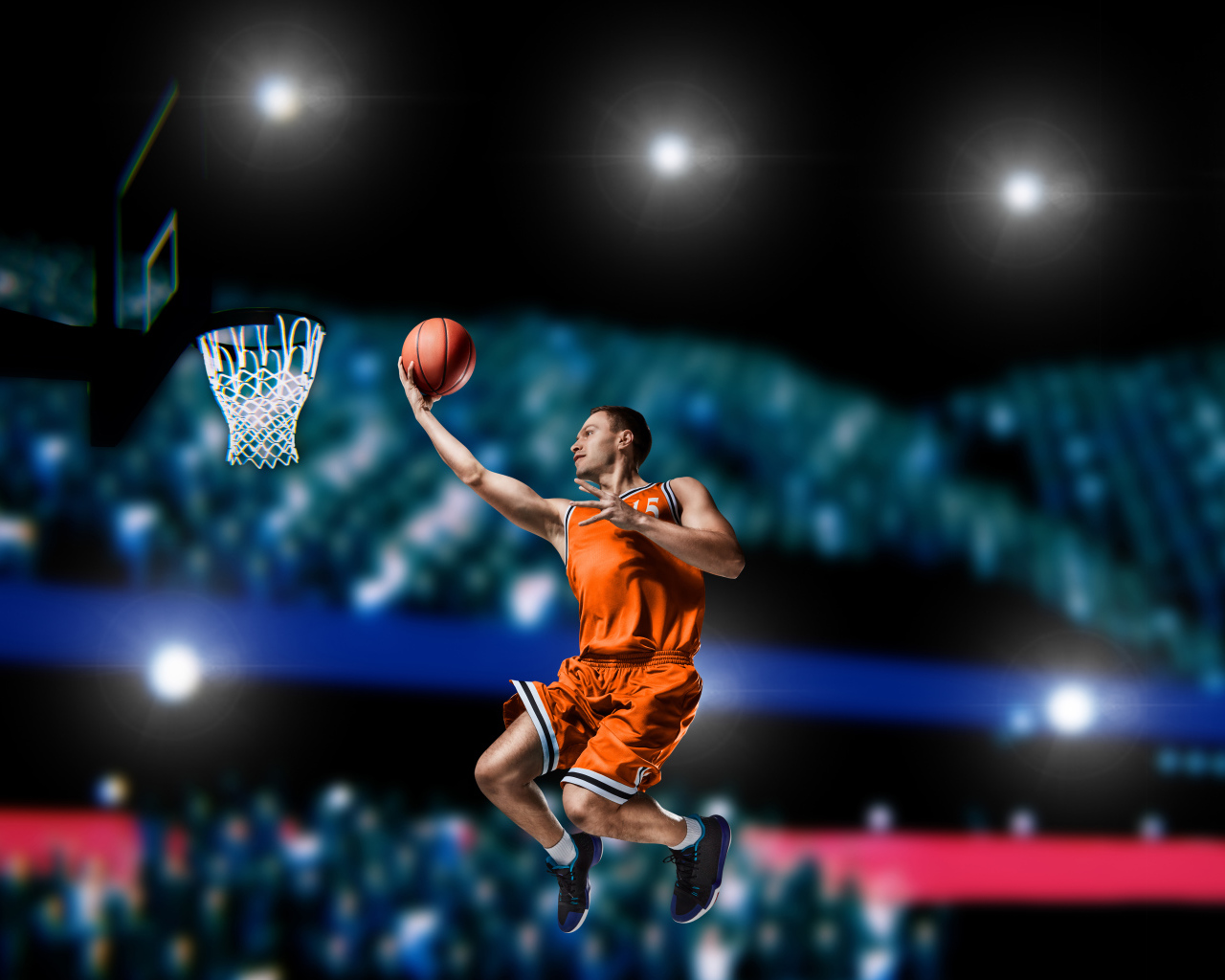 Парень баскетболист бросает мяч в кольцо