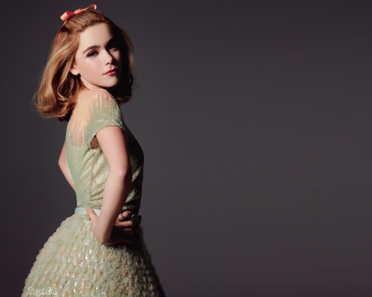 Красивая американская актриса Кирнан Шипка на сером фоне