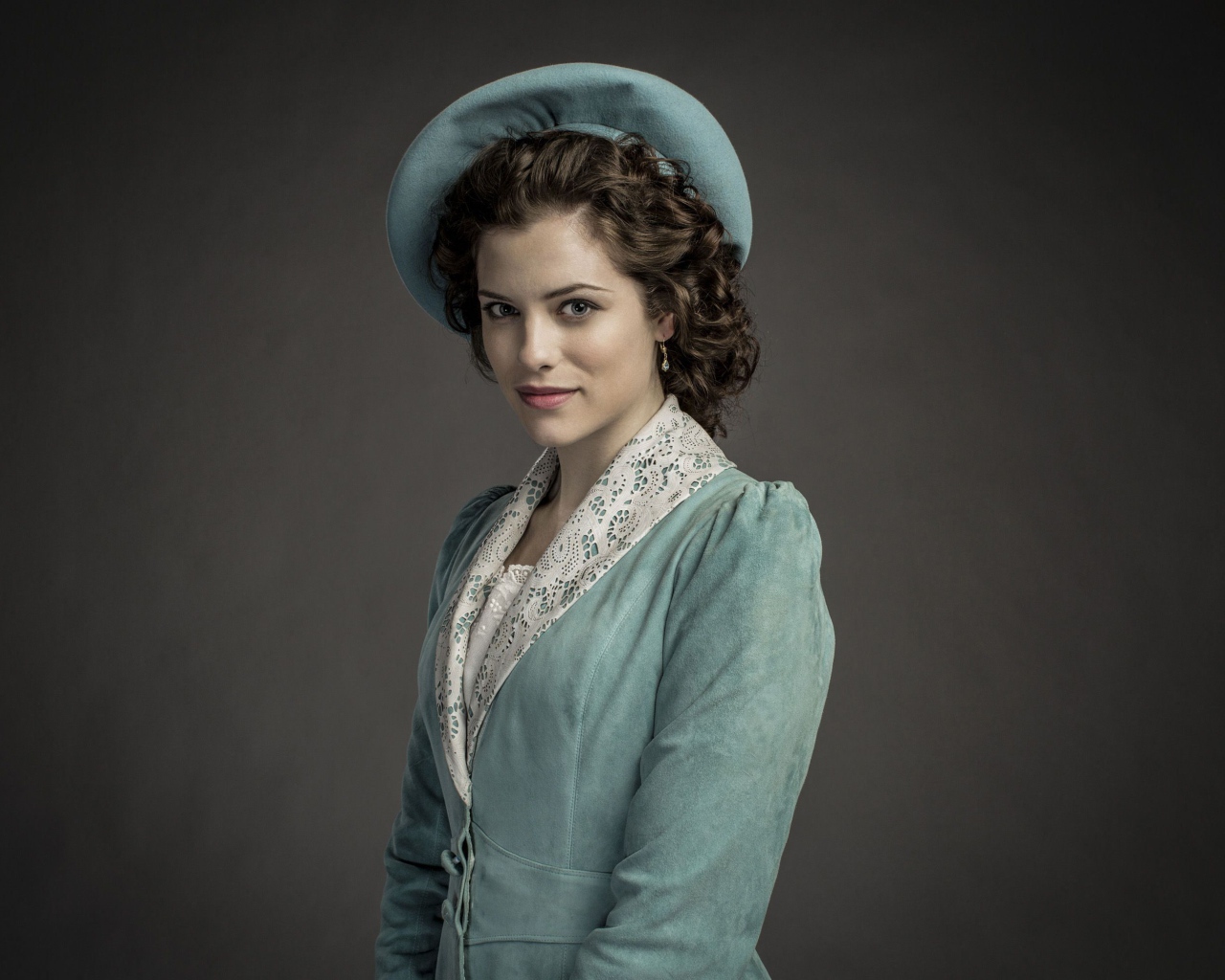 Красивая австралийская актриса Джессика де Гау в шляпке 