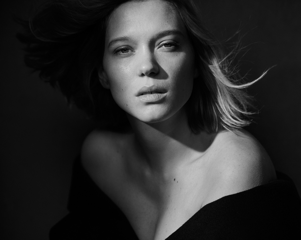 Красивая французская актриса Леа Сейду черно- белое фото