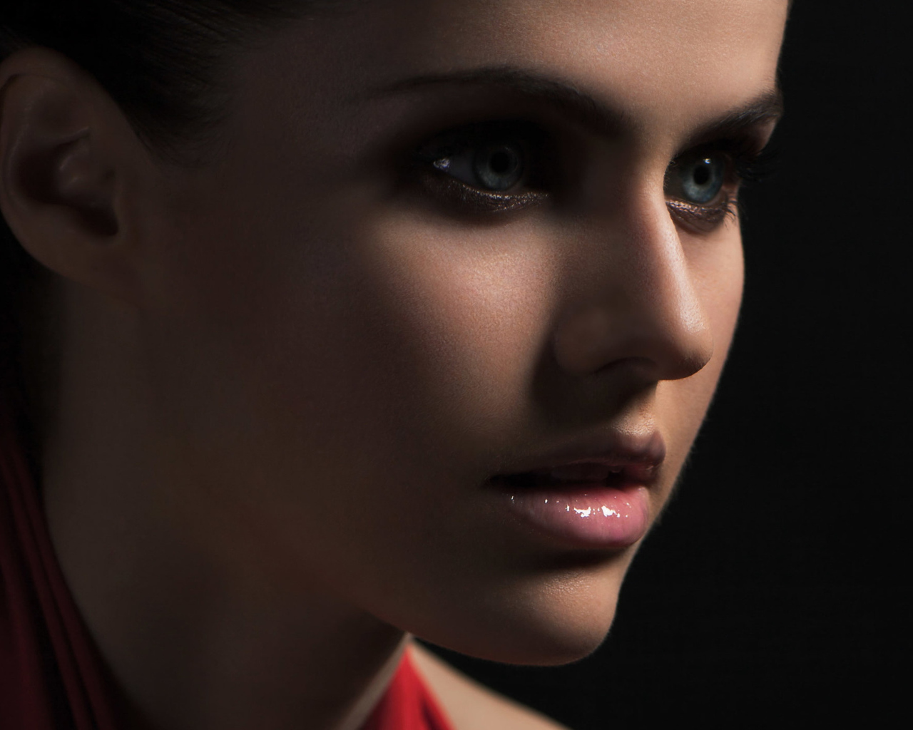 Красивая актриса Александра Даддарио лицо крупным планом