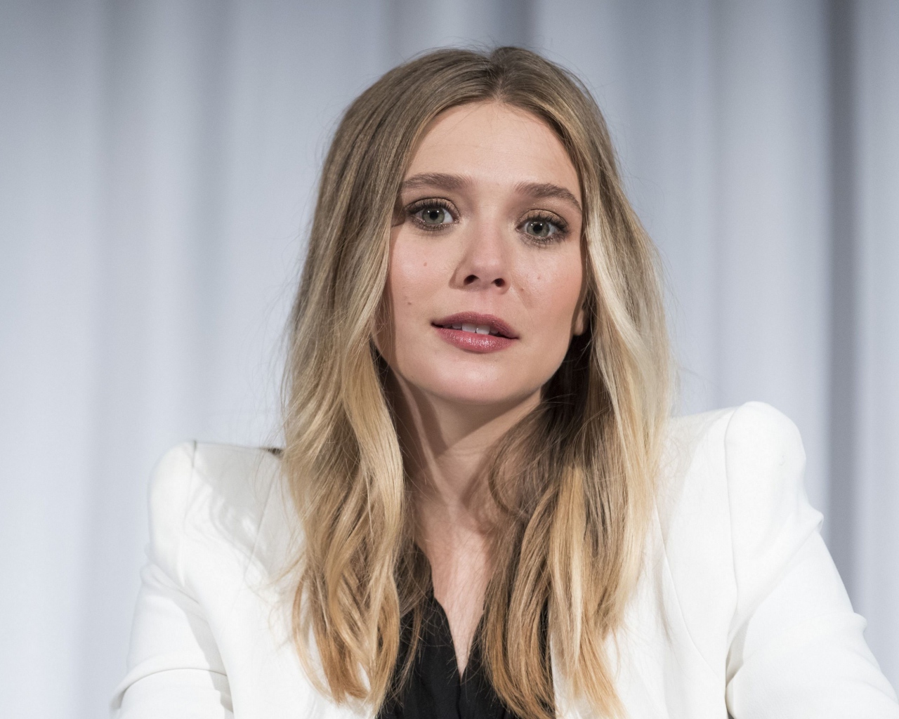 Красивая актриса Элизабет Олсен в белом пиджаке
