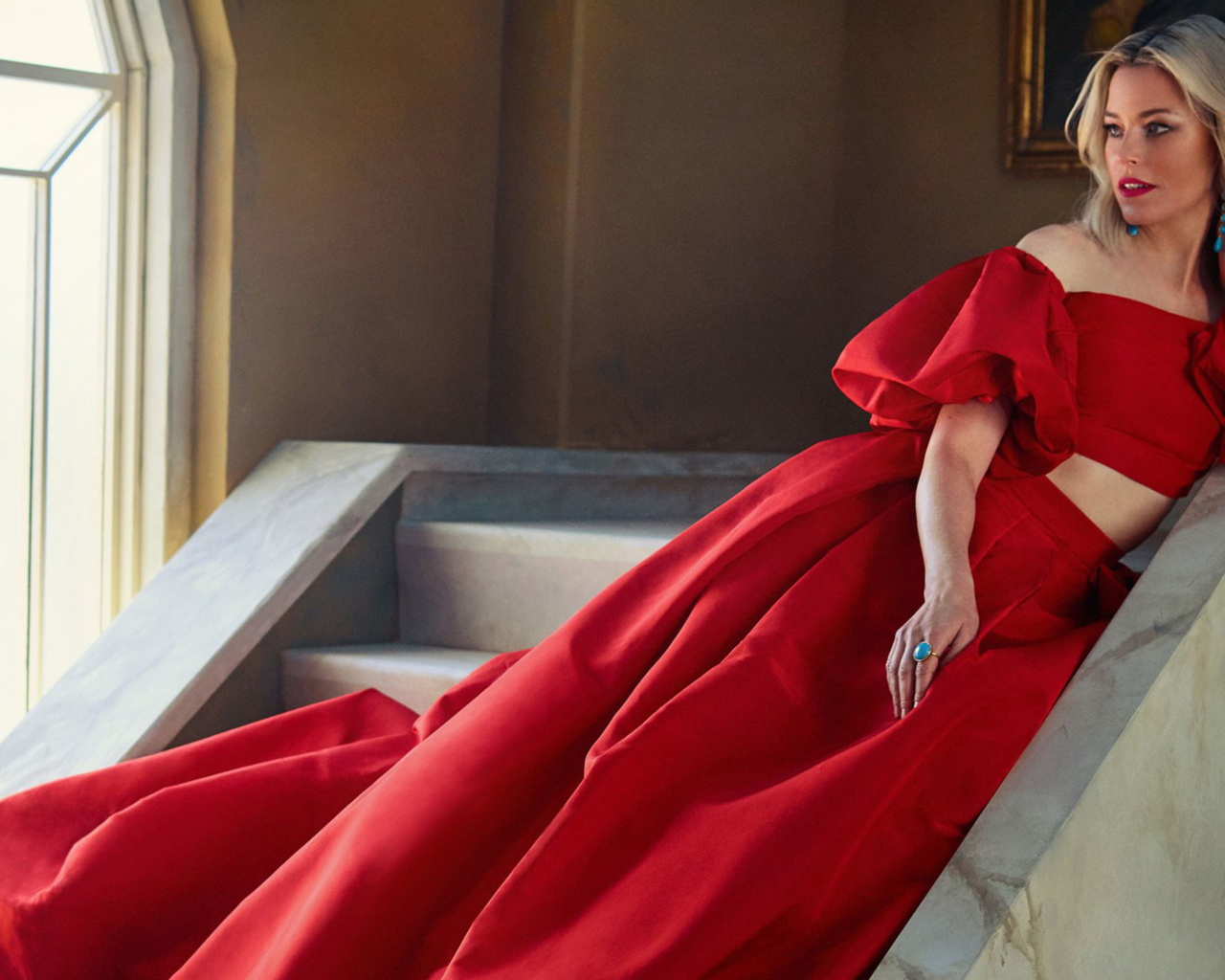 Красивая блондинка, актриса Элизабет Бэнкс в красном платье