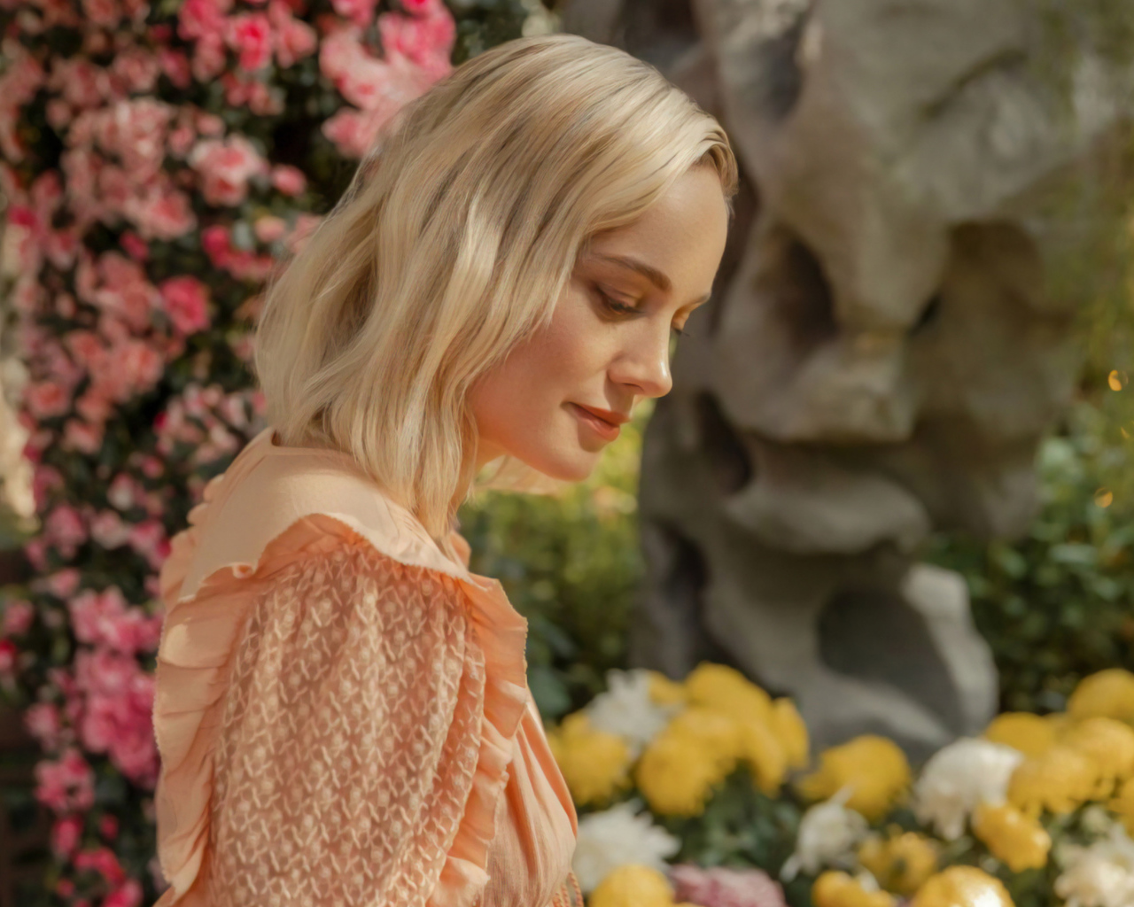 Красивая блондинка, актриса Бри Ларсон у цветов