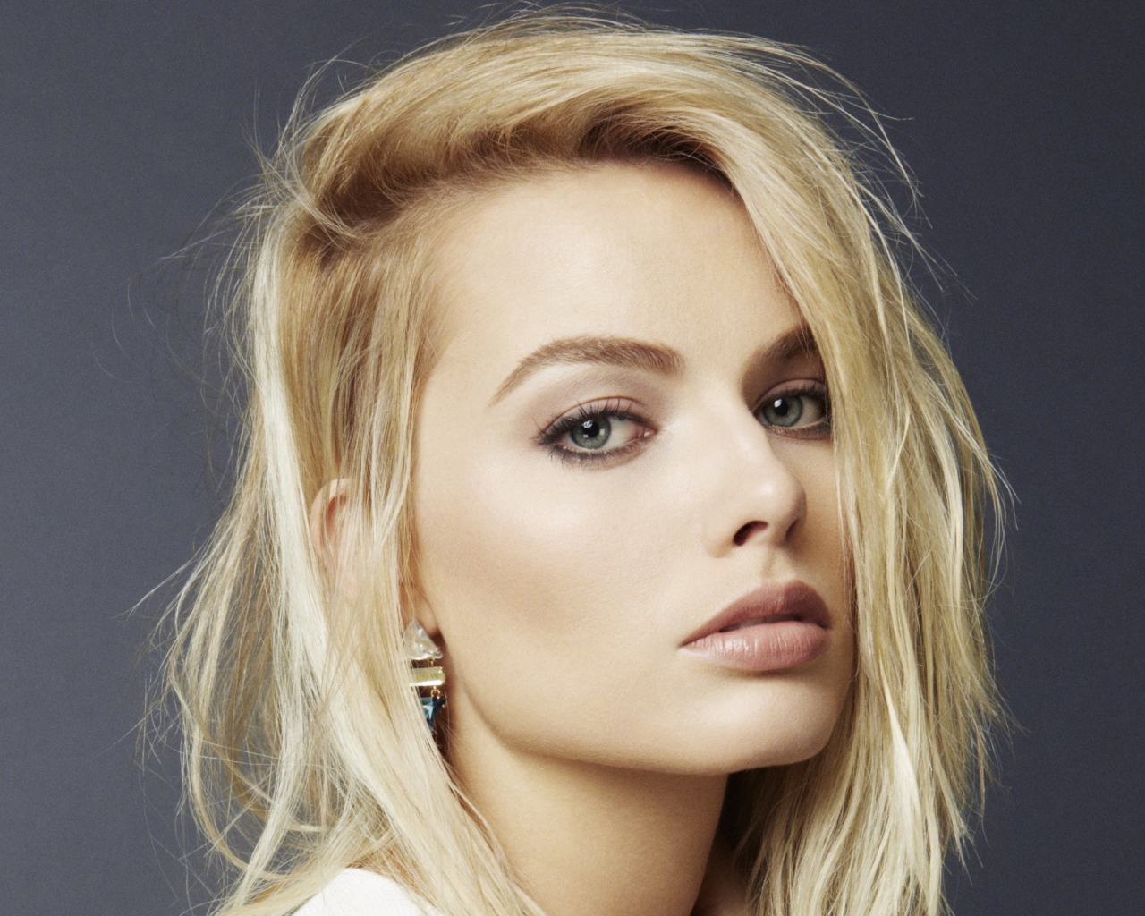 Красивая блондинка, актриса Марго Робби на сером фоне