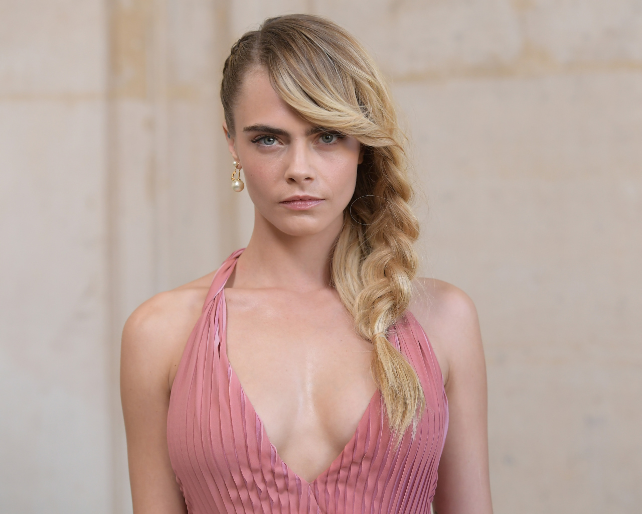 Красивая девушка блондинка, актриса и модель Кара Делевинь