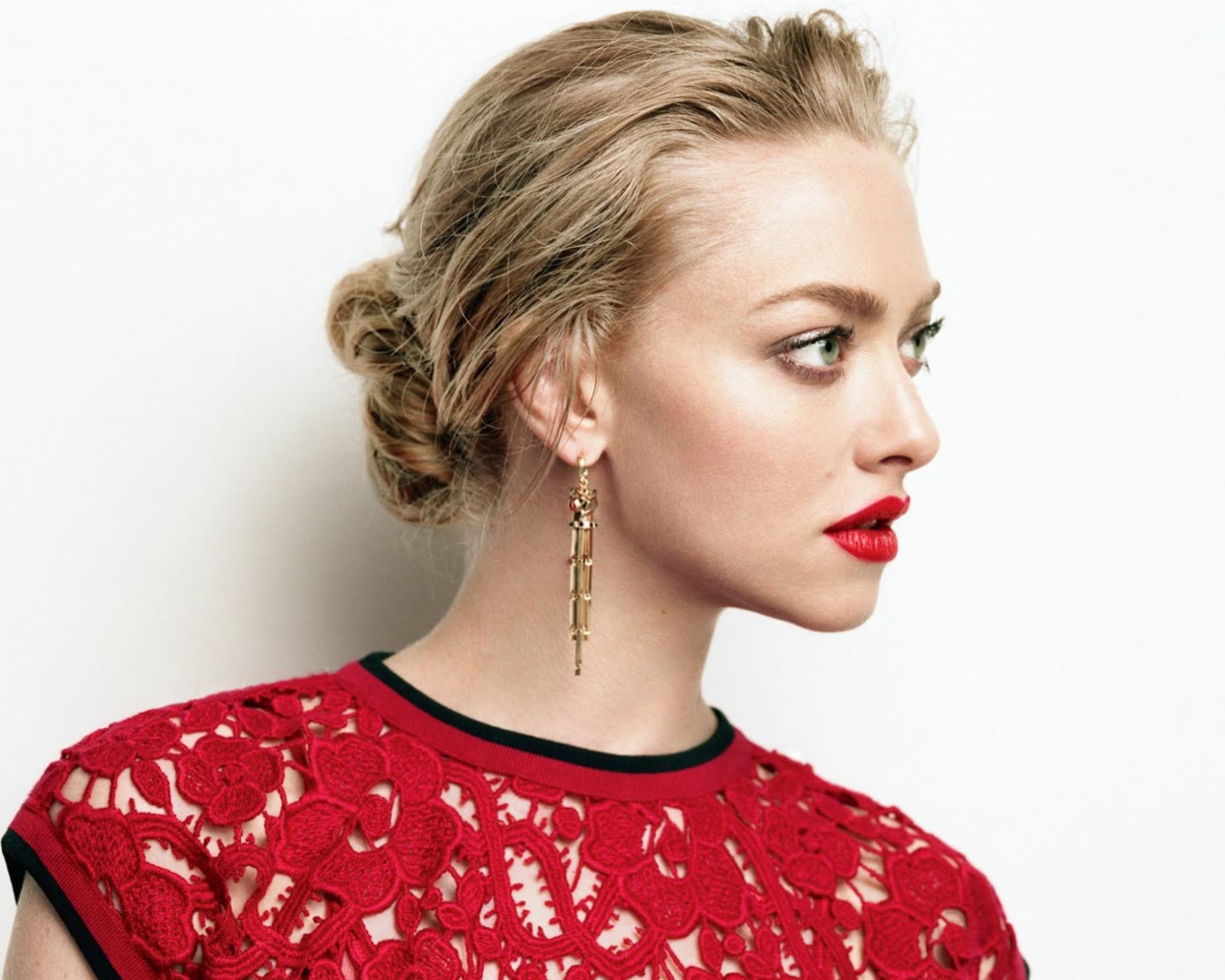 Красивая блондинка в красном платье, актриса Аманда Сейфрид