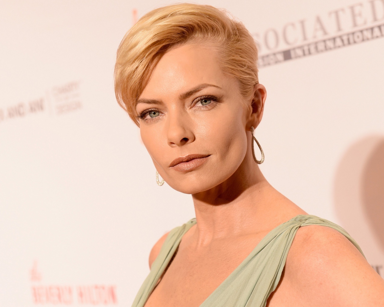 Красивая блондинка с короткой стрижкой, актриса Джейми Прессли