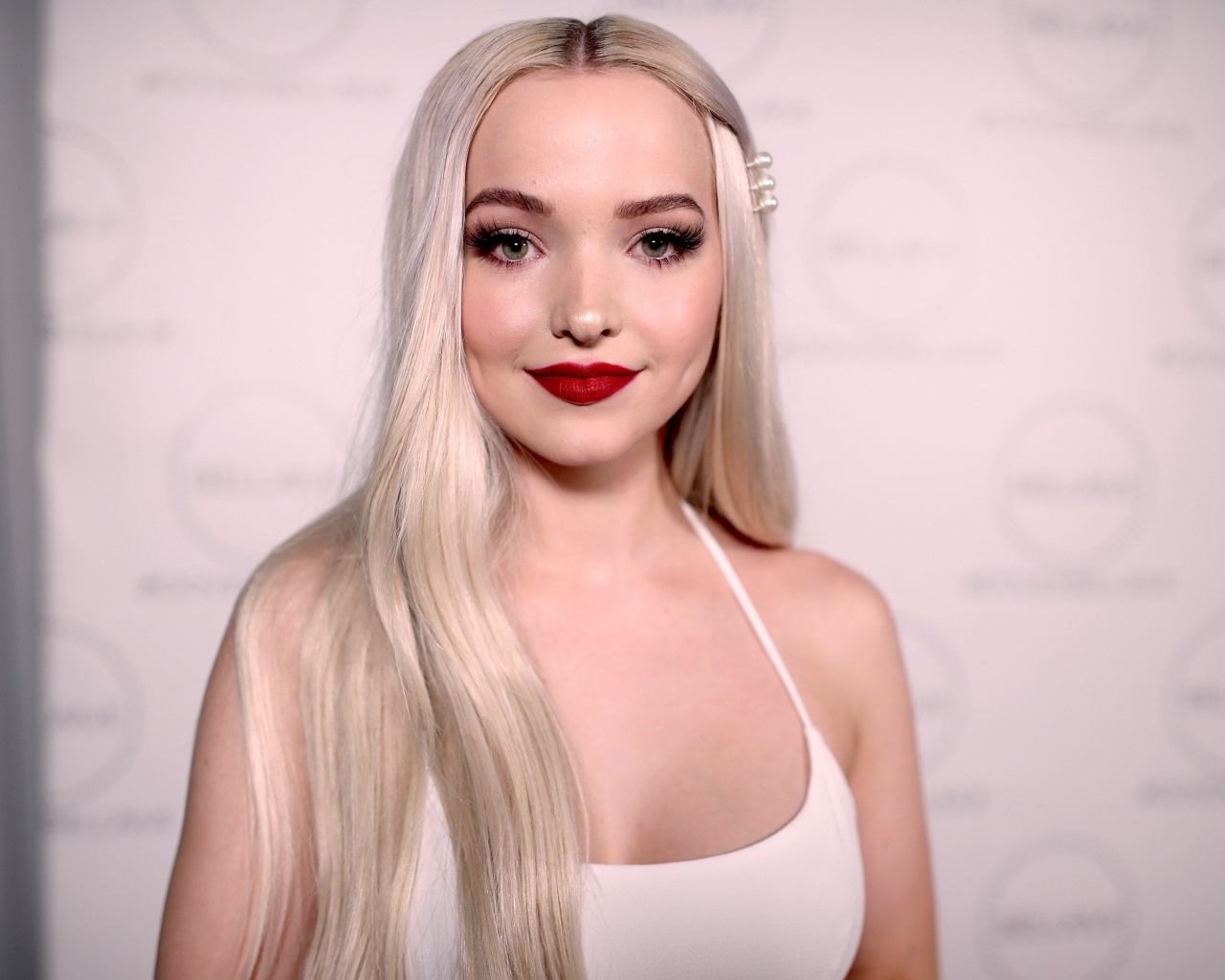 Красивая блондинка с длинными волосами актриса Дав Кэмерон