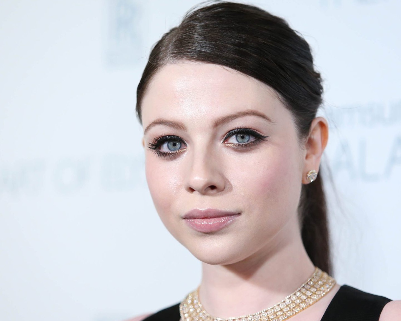 Красивая голубоглазая актриса Мишель Трахтенберг лицо крупным планом