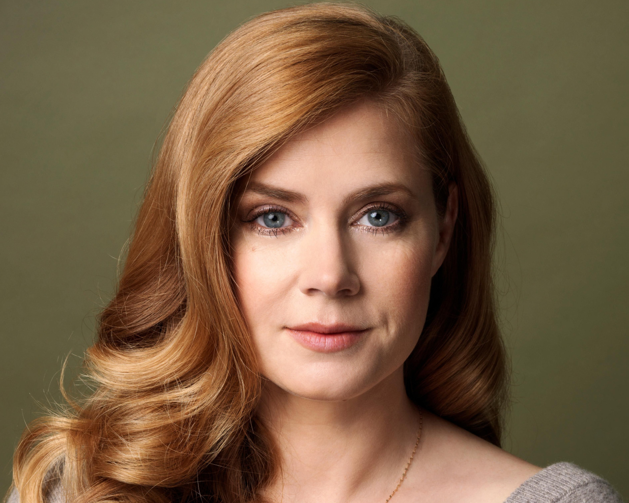 Красивая голубоглазая рыжеволосая девушка, актриса Эми Адамс