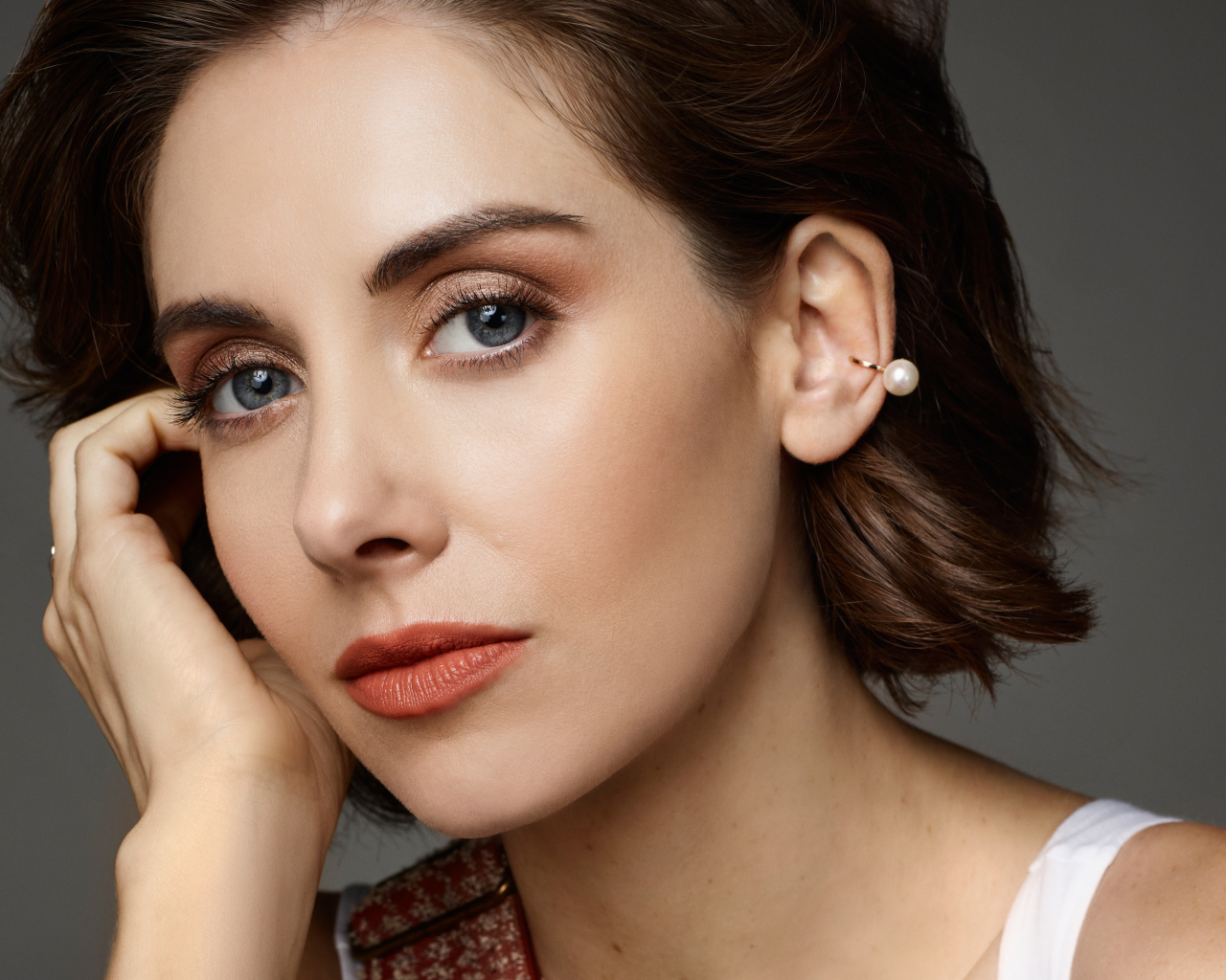 Красивая голубоглазая женщина, актриса Элисон Бри