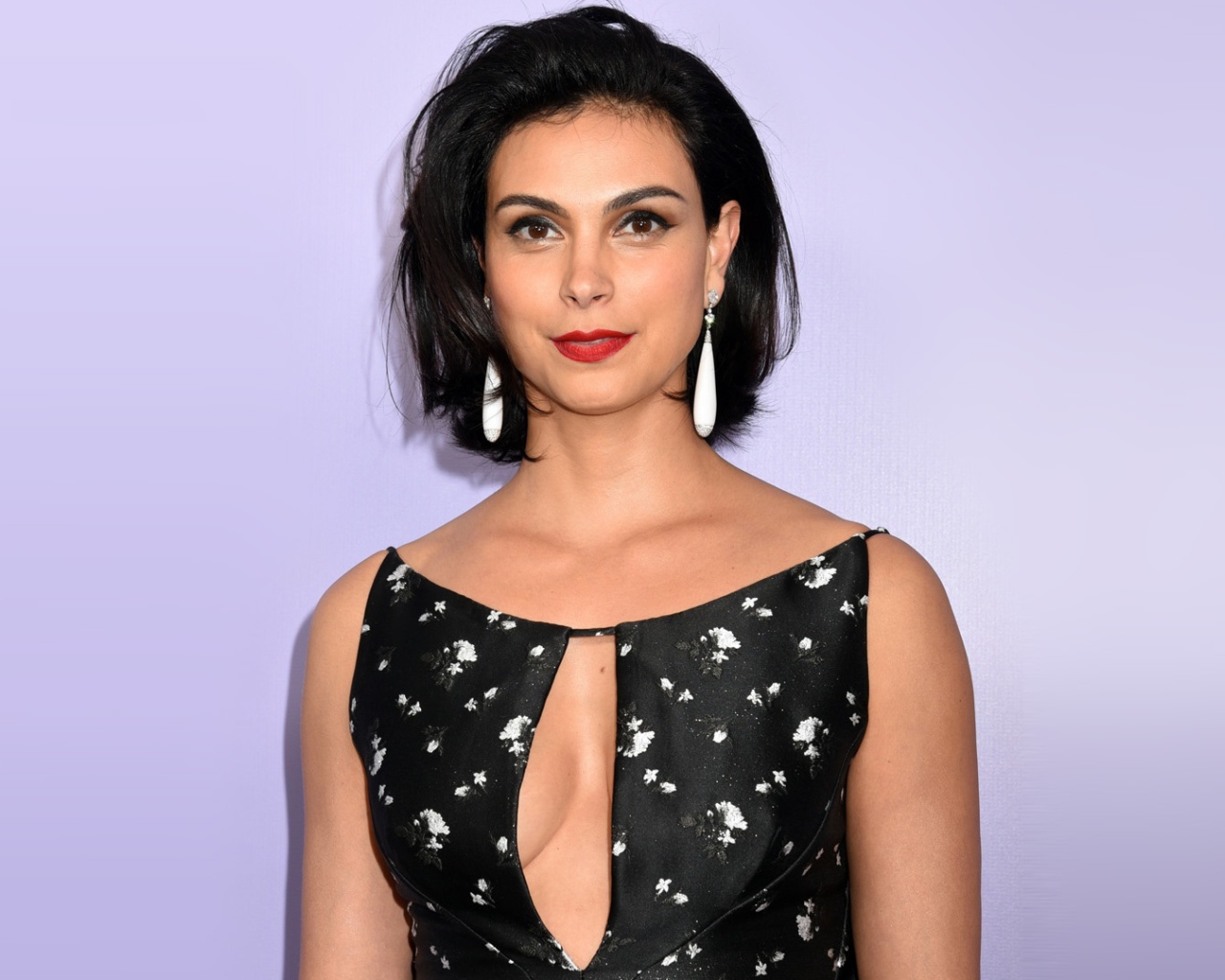 Красивая яркая девушка, актриса Морена Баккарин на сером фоне