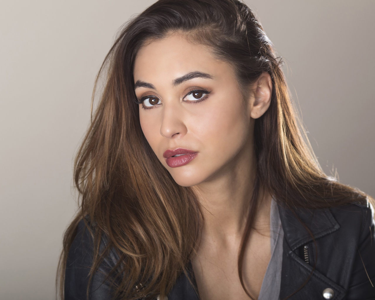 Красивая кареглазая шатенка, актриса Линдси Морган