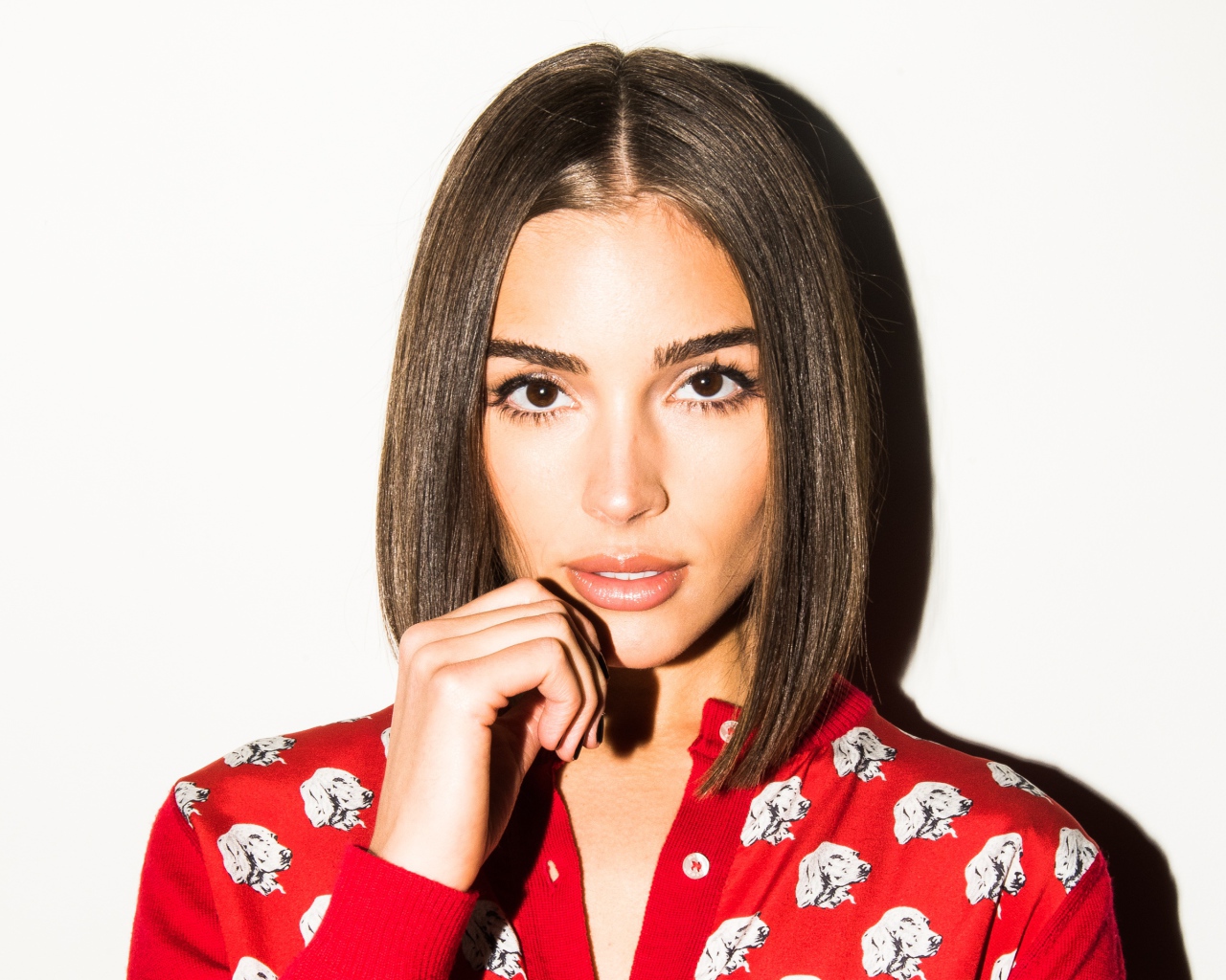 Красивая кареглазая девушка, актриса Оливия Калпо на белом фоне