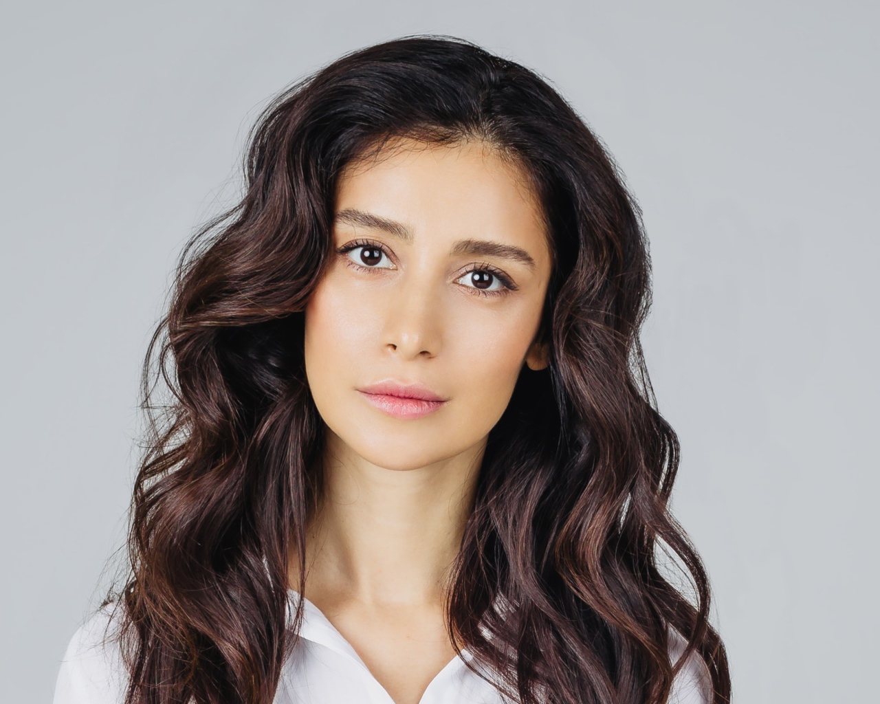 Красивая кареглазая девушка, актриса Равшана Куркова