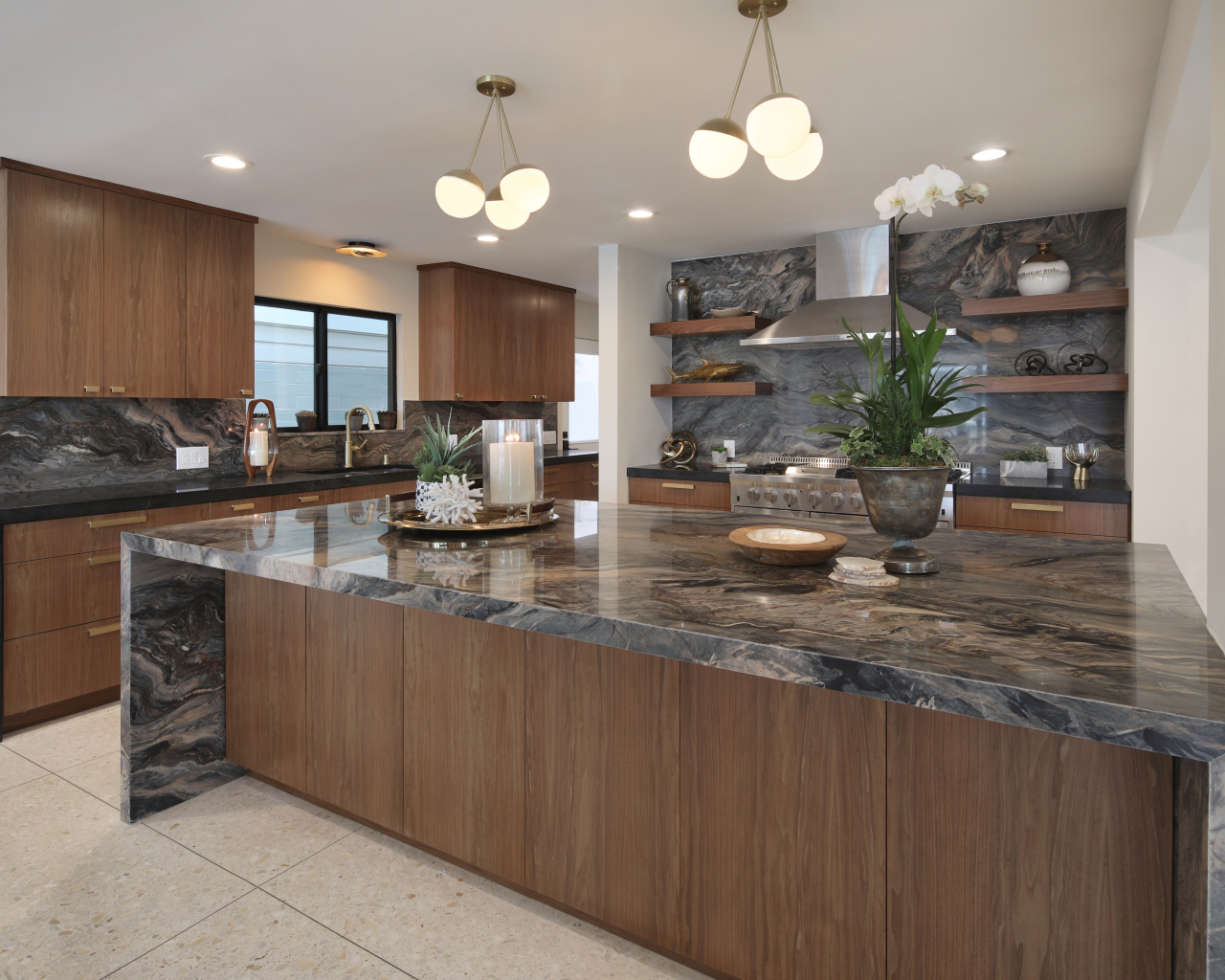 Красивая коричневая кухня с гранитными столами