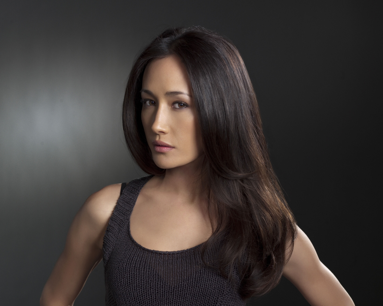 Красивая брюнетка актриса Мэгги Кью на сером фоне