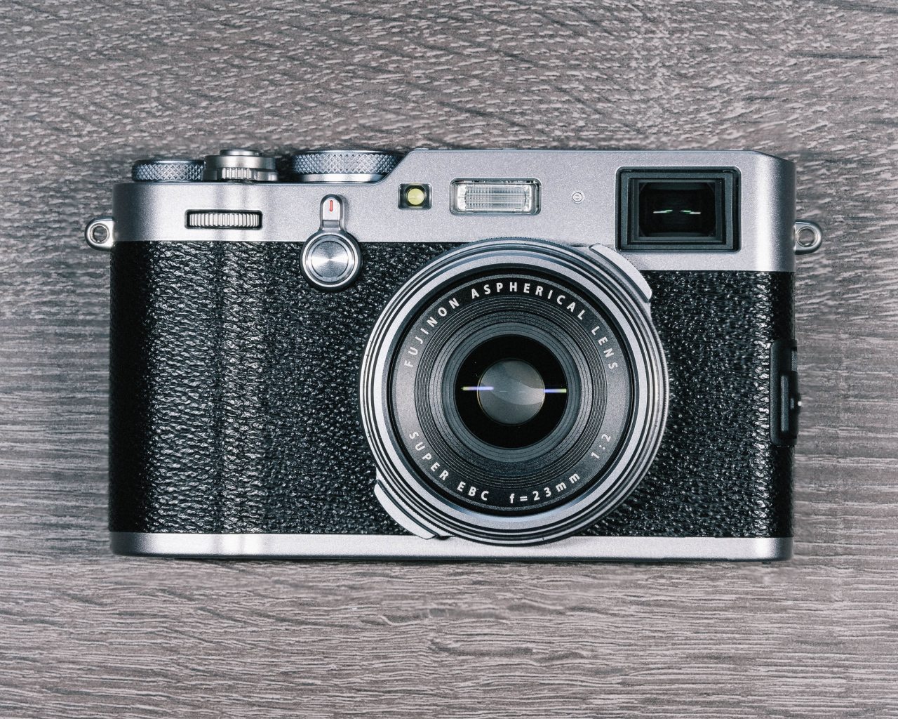 Красивый фотоаппарат Fujifilm X100F на столе