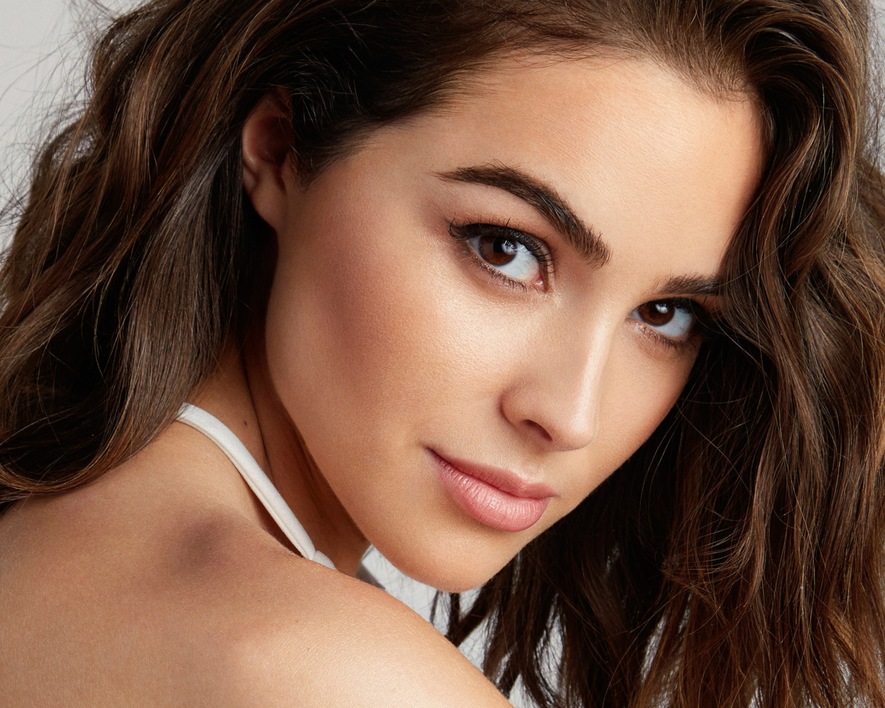 Красивая девушка, американская актриса и модель Оливия Калпо лицо крупным планом