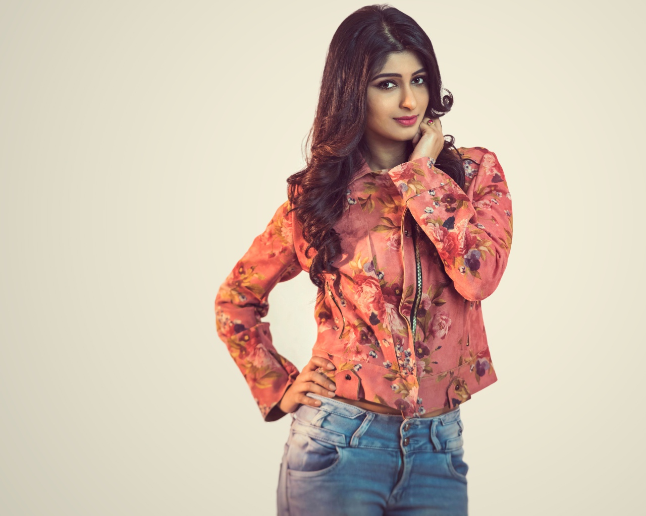 Красивая девушка, индийская актриса Адити Рао Хидари на сером фоне