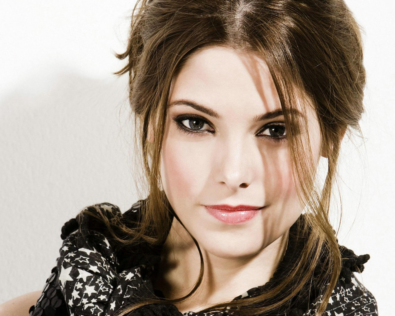 Красивая девушка, актриса Эшли Грин на белом фоне