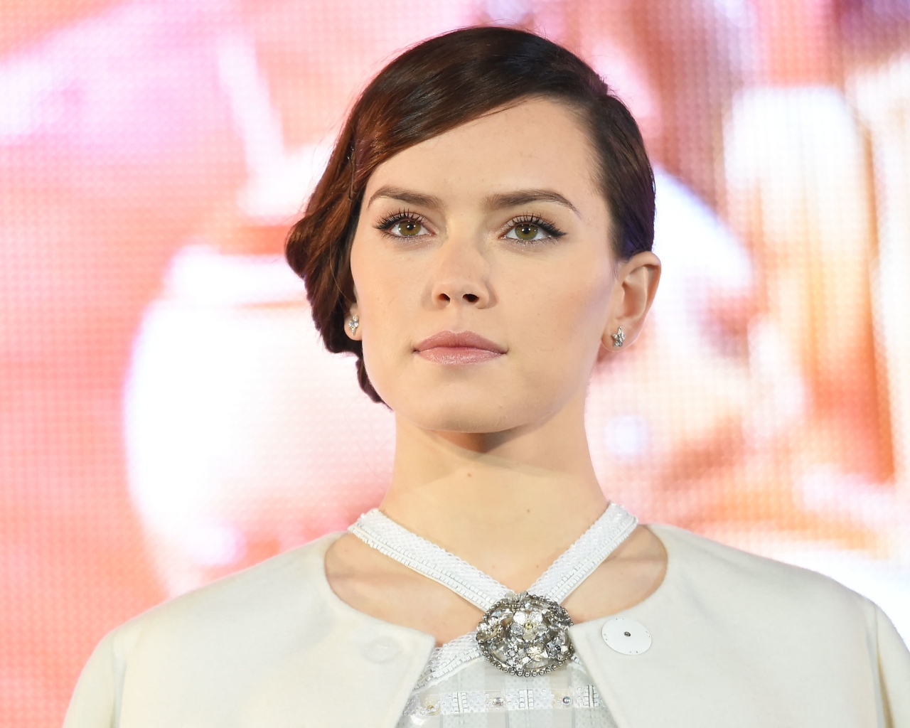 Красивая девушка, актриса Дейзи Ридли в белом наряде