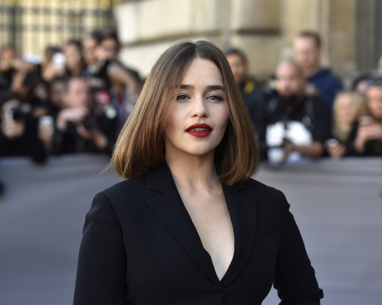 Красивая девушка, актриса Эмилия Кларк в черном пиджаке