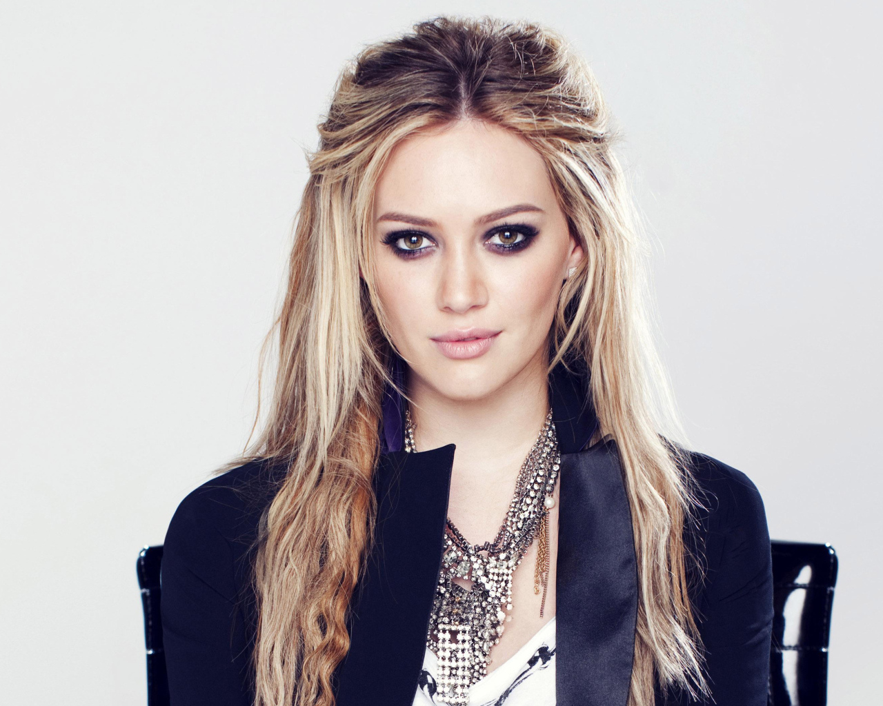 Красивая девушка, актриса Хилари Дафф с длинными волосами