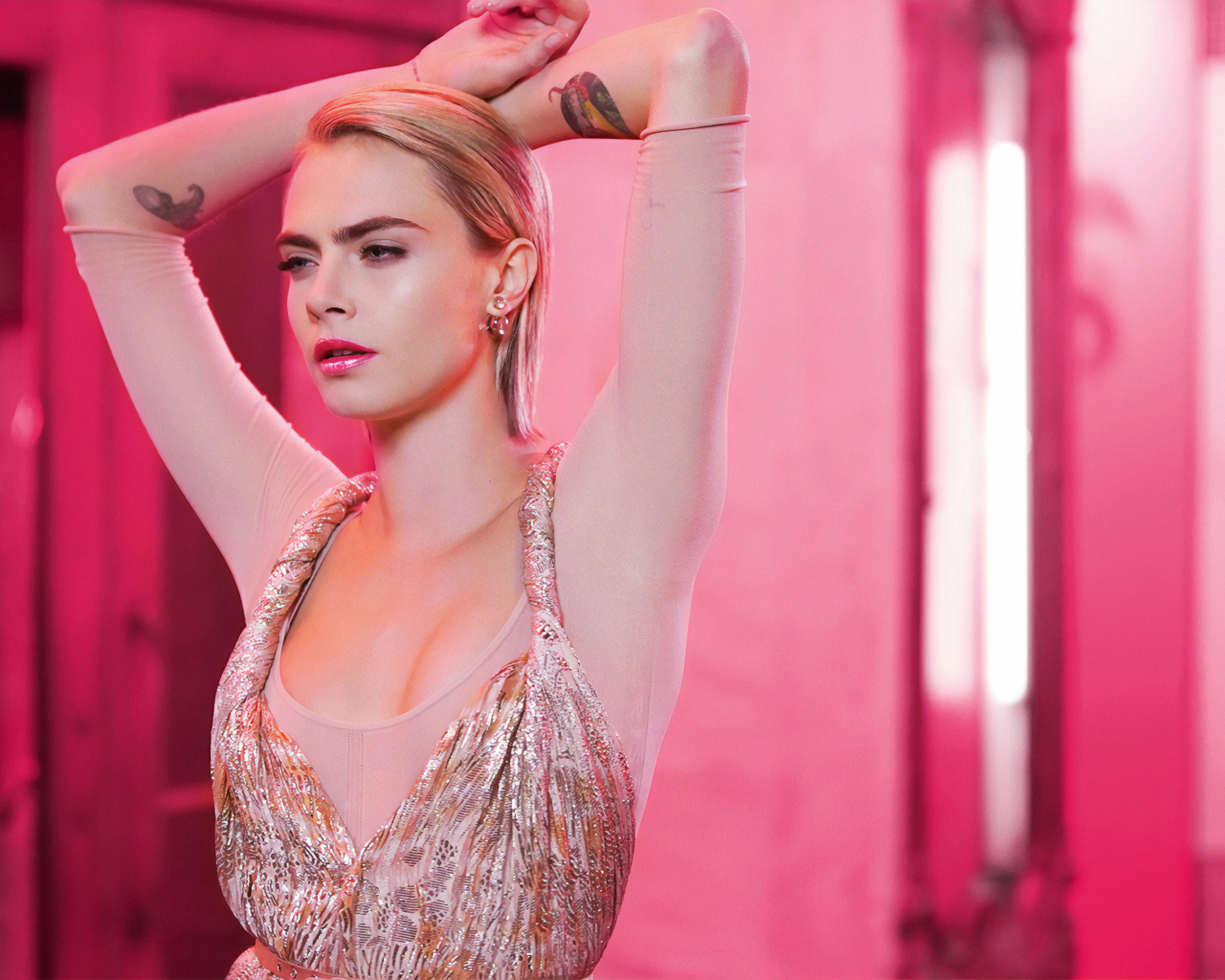 Красивая девушка актриса Кара Делевинь на розовом фоне